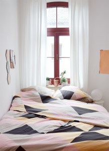 Bett unter dem Fenster - annablogie