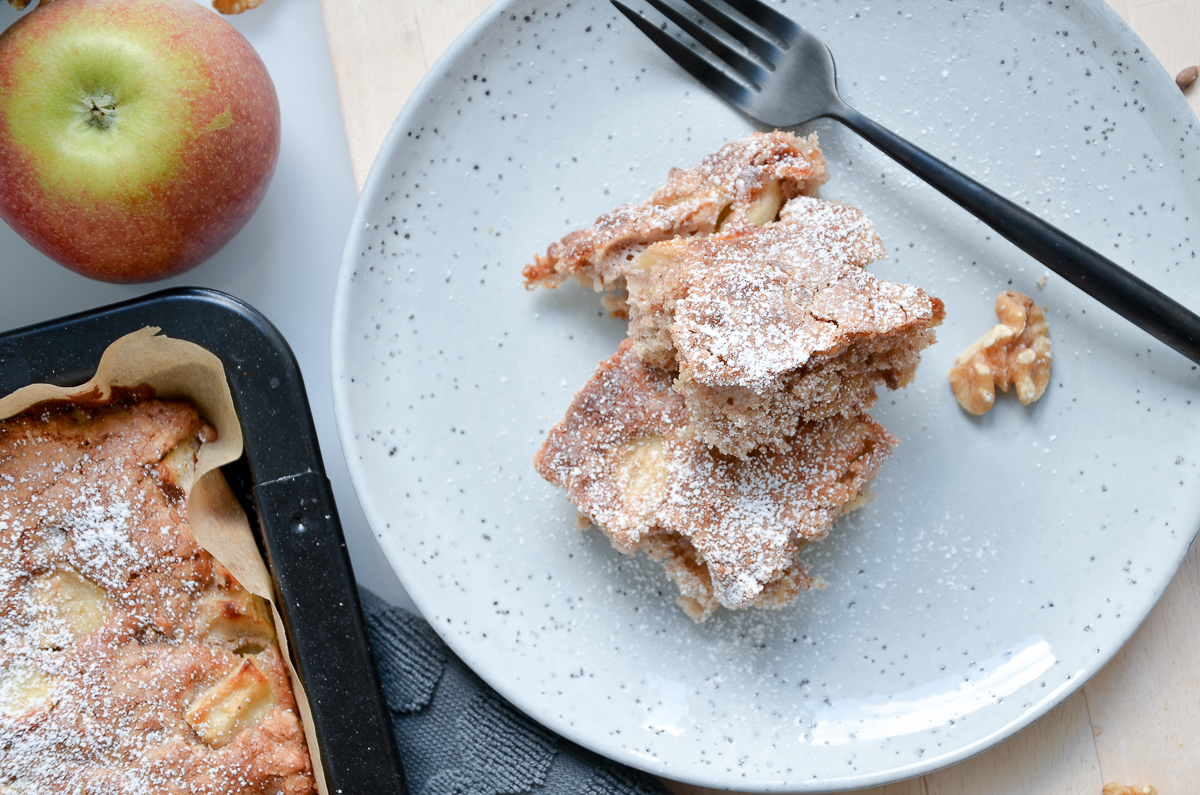 Saftiger Walnuss-Zimt-Apfelkuchen vom Blech. Foto: annablogie / Anna Steffi Winterhoff