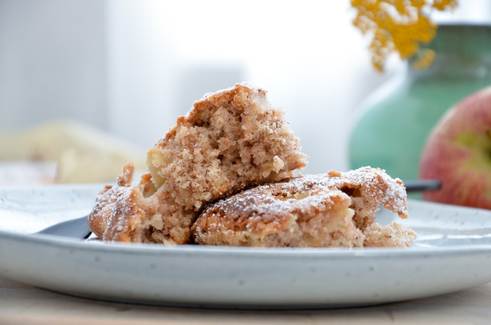 Saftiger Walnuss-Zimt-Apfelkuchen vom Blech. Foto: annablogie / Anna Steffi Winterhoff
