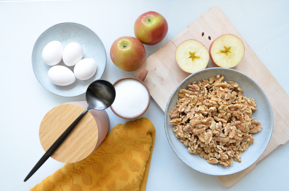 Saftiger Walnuss-Zimt-Apfelkuchen vom Blech. Foto: annablogie / Anna Steffi Winterhoff