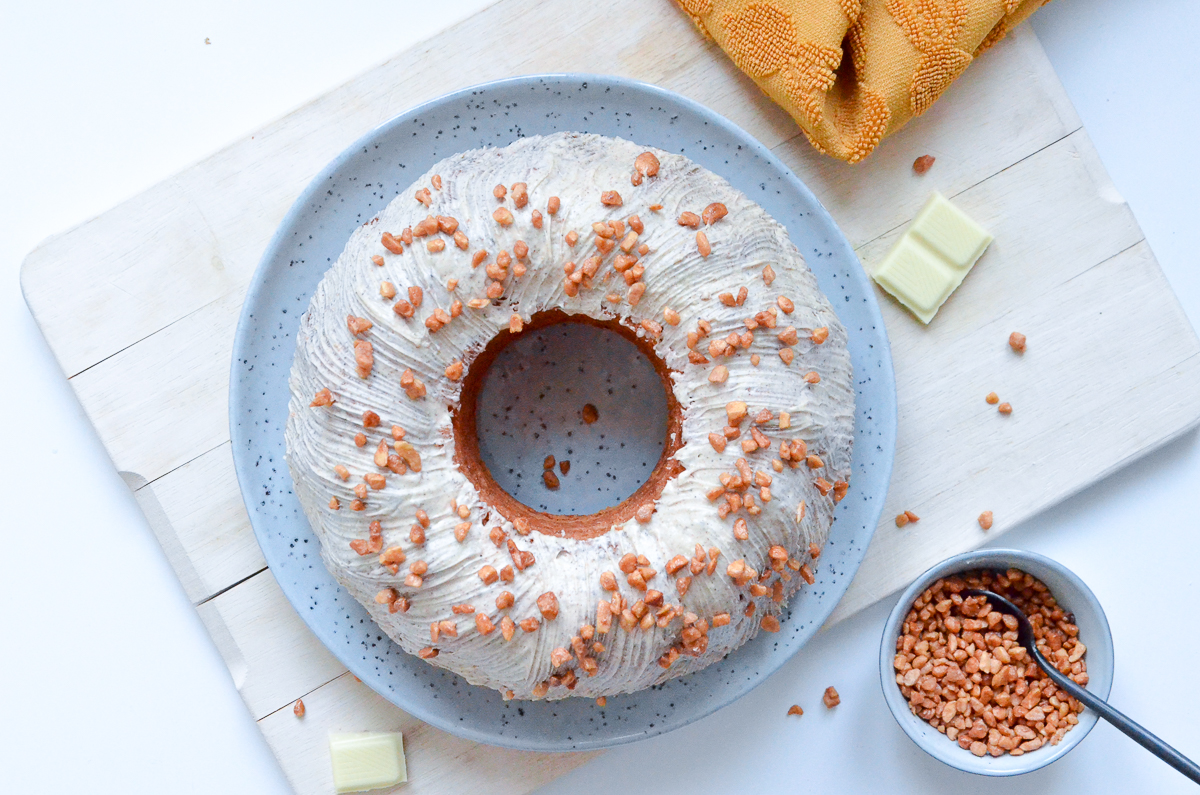 Eierlikör-Rum-Kuchen mit weißer Schokolade und Zimt